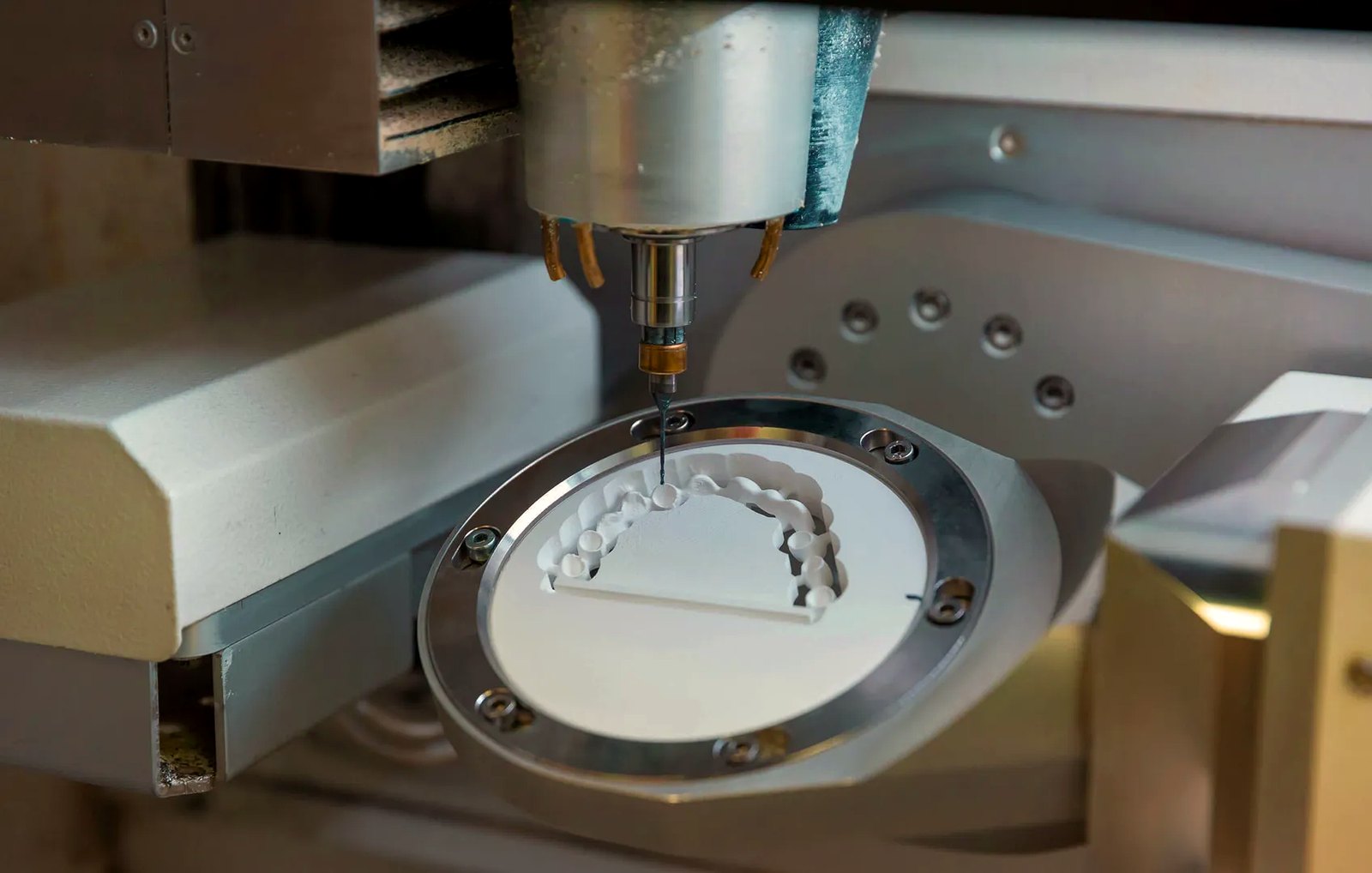 CAD/CAM-Fräsmaschine fertigt einen Zahnersatz im Meisterlabor Dent Art Fortis