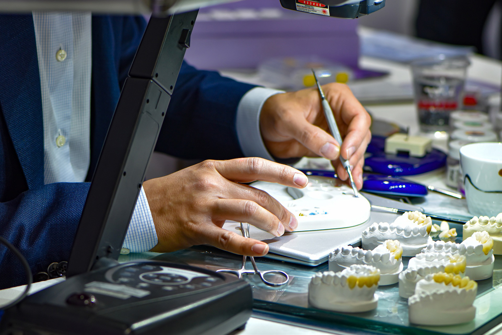 Zahntechniker bei der Detail-Arbeit an Modellen – dentArt Fortis Kelheim